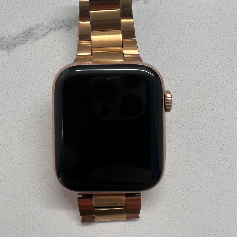 Apple Watch SE 2nd gen + 4 watch bands